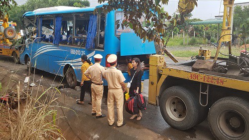 Lực lượng công an giúp đỡ các nạn nhân lấy lại đồ.