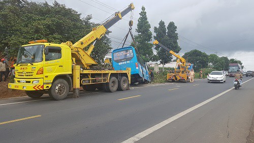 Chiếc xe khách lao hoàn toàn về phía bên trái đường.