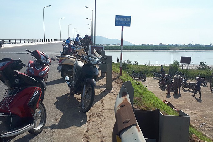 Người dân tập trung trên cầu Thạch Sơn sáng 20/7 để theo dõi vụ việc. Ảnh: Hùng Lê.