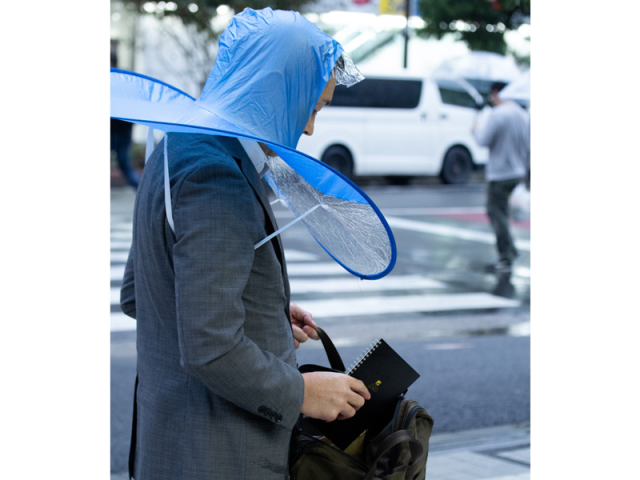 
Đem so với áo mưa thông thường thì nó gọn gàng, thoáng mát hơn nhiều đúng không chị em? Còn điều kỳ cục và không hề được nhắc đến trong quảng cáo của Dospara là: Ô-rảnh tay trông y hệt cái bao cao su siêu to khổng lồ.
