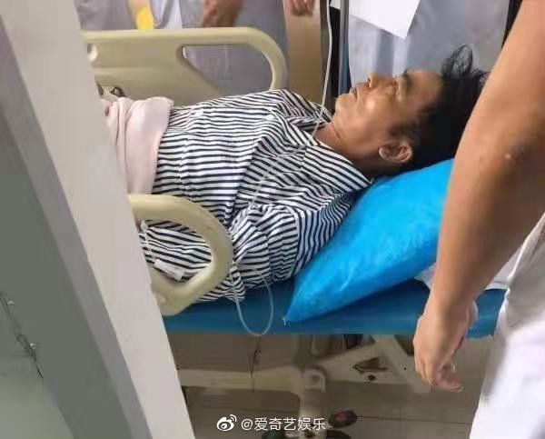 
Hình ảnh mới nhất của Nhậm Đạt Hoa tại bệnh viện.
