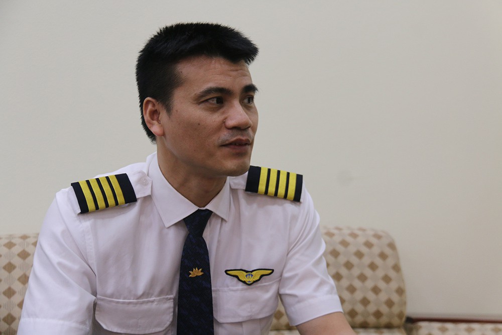 Sau 21 năm làm nghề, điều mà anh cảm thấy hấp dẫn nhất ở công việc này là thách thức của mỗi chuyến bay. Ảnh: Nguyễn Thảo