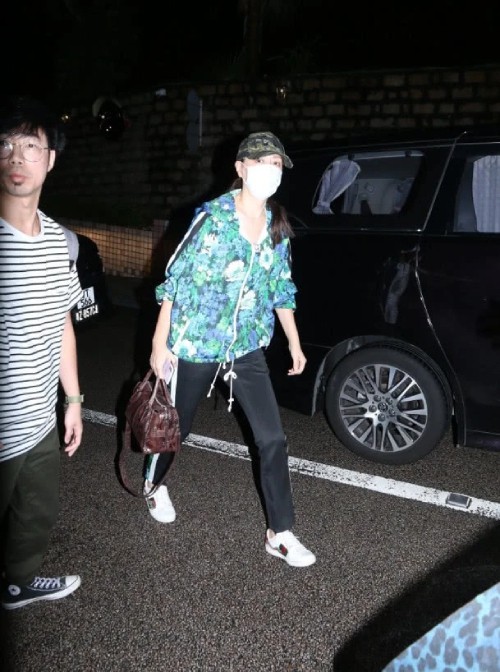 Ngay sau khi Kỳ Kỳ đưa chồng đến viện, cả gia đình được tiếp đón và nhanh chóng vào phòng bệnh. Thông tin ban đầu từ cơ quan điều tra cho hay kẻ đâm Nhậm Đạt Hoa rối loạn tâm thần nên đã dùng con dao gọt hoa quả dài khoảng 21 cm đâm tài tử này.