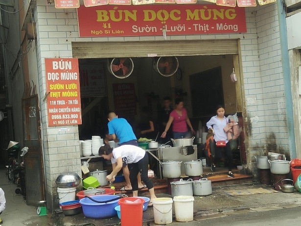 
Vì bán bún dọc mùng này mà nhiều người ngậm đắng nuốt cay. Ảnh: 2sao
