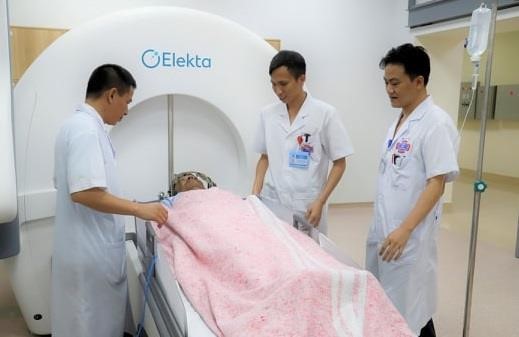 Bệnh viện K đưa máy xạ phẫu hiện đại nhất thế giới vào sử dụng - Ảnh 2.