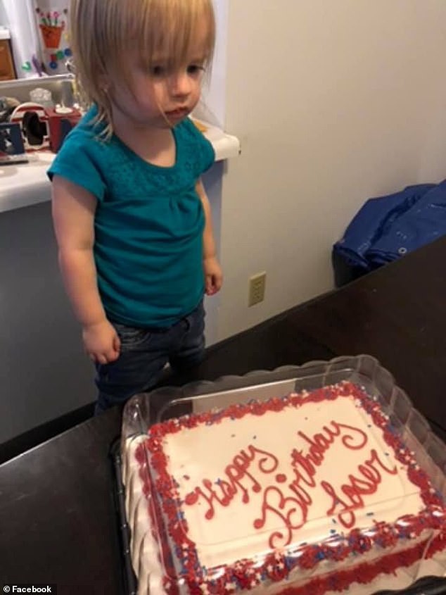 Đón sinh nhật 2 tuổi, cô bé chưng hửng khi thấy dòng chữ trên bánh kem, khuôn mặt đáng thương ấy trở thành trò cười cho thiên hạ - Ảnh 1.