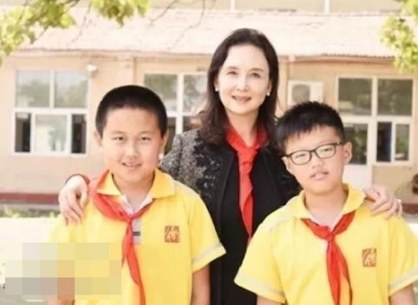 
Khâu Bội Ninh và 2 cậu con trai.
