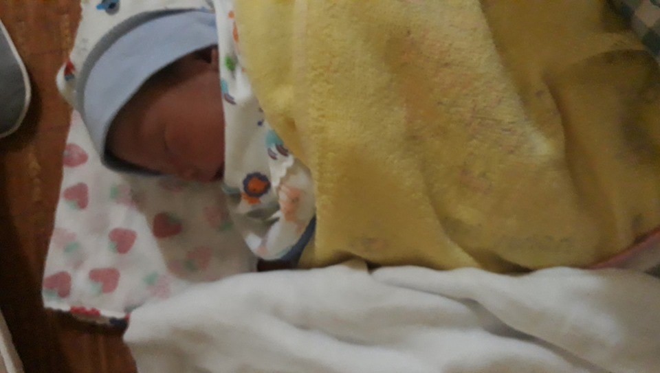 Người mẹ đi ô tô tới bỏ con trai 1 ngày tuổi trước cổng chùa kèm bức thư không đủ khả năng nuôi - Ảnh 1. Người mẹ đi ô tô tới bỏ con trai 1 ngày tuổi trước cổng chùa kèm bức thư không đủ khả năng nuôi - Ảnh 1.