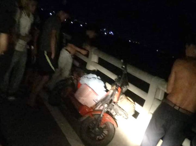 Người phụ nữ trẻ điều khiển xe đạp điện mang giỏ quần áo lên cầu tự tử - Ảnh 1. Người phụ nữ trẻ điều khiển xe đạp điện mang giỏ quần áo lên cầu tự tử - Ảnh 1.
