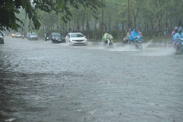 Hà Nội vừa mưa to, nhiều tuyến đường ngập sâu - Ảnh 2.