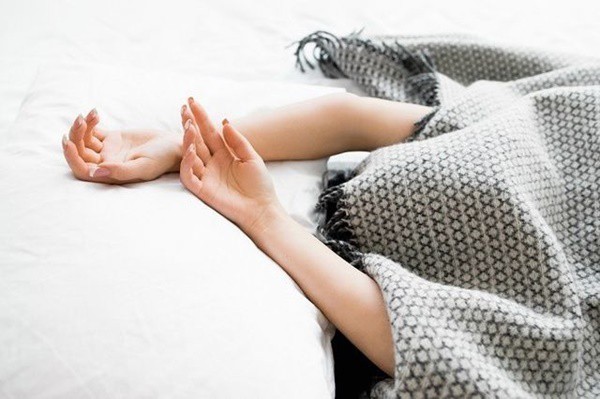 Những thói quen khi ngủ nhiều người đang làm gây hại cho sức khỏe - Ảnh 4.