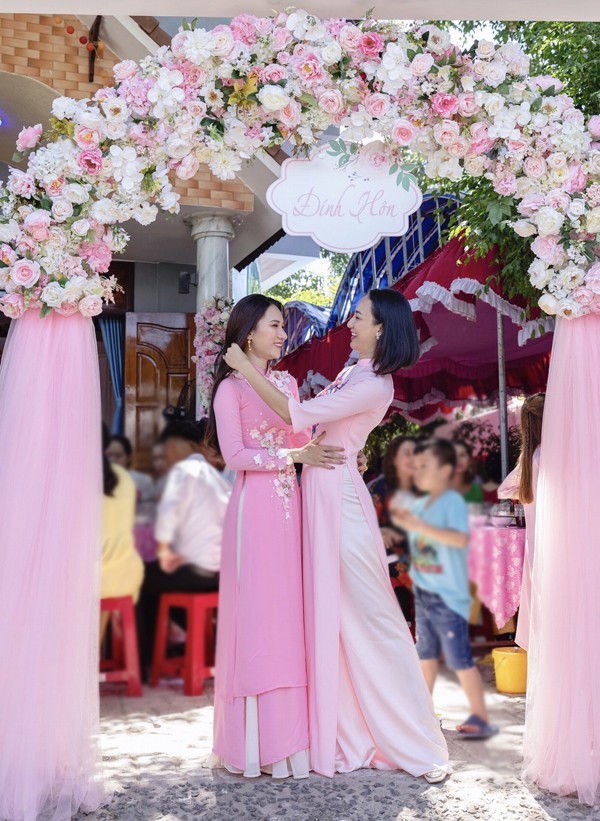 Ngọc Diễm đưa con về quê dự đính hôn của em gái - Ảnh 1. Ngọc Diễm đưa con về quê dự đính hôn của em gái - Ảnh 1.