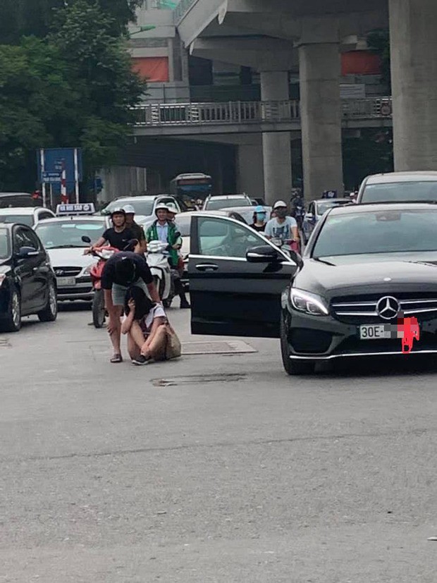 Mặc xe cộ đông, cô gái gục đầu ngồi bệt giữa đường bên nam thanh niên và chiếc Mercedes khiến dân tình xôn xao - Ảnh 1.