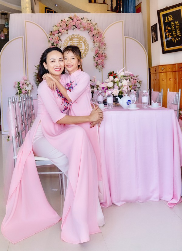 Ngọc Diễm đưa con về quê dự đính hôn của em gái - Ảnh 3.