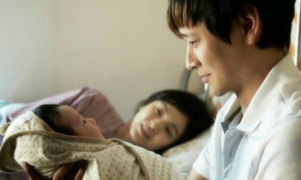 Chồng hí hửng đón vợ về phòng hậu sinh, đang kích động ôm con đỏ hỏn mới ra đời, đột nhiên vợ rỉ tai thông báo một tin động trời - Ảnh 1. Chồng hí hửng đón vợ về phòng hậu sinh, đang kích động ôm con đỏ hỏn mới ra đời, đột nhiên vợ rỉ tai thông báo một tin động trời - Ảnh 1.