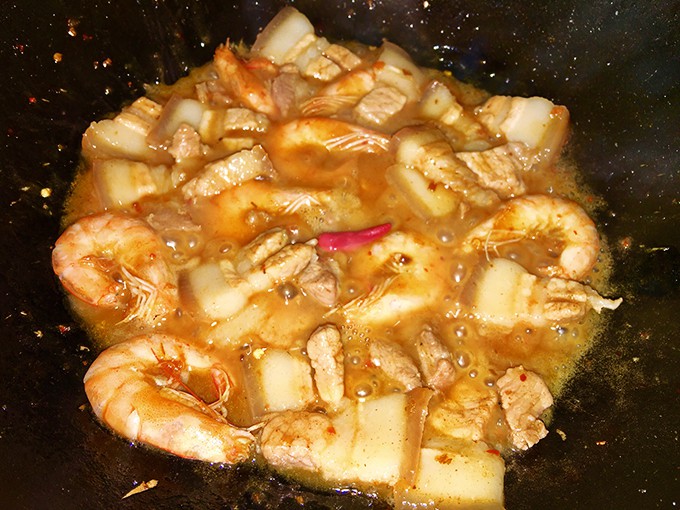 Đơn giản m&agrave; đưa cơm với t&ocirc;m thịt rim nước cốt dừa - Ảnh 2.