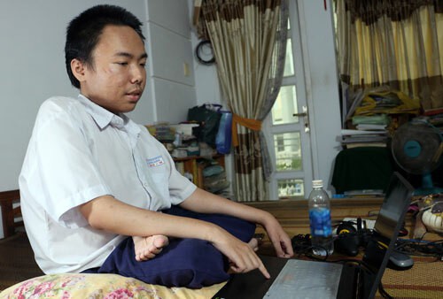 Nam sinh bại liệt ở Sài Gòn được tuyển thẳng vào đại học  - Ảnh 1.