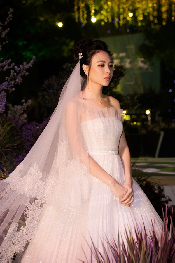 Cô dâu Đàm Thu Trang âu yếm Subeo tại lễ cưới với Cường đô la - Ảnh 1.