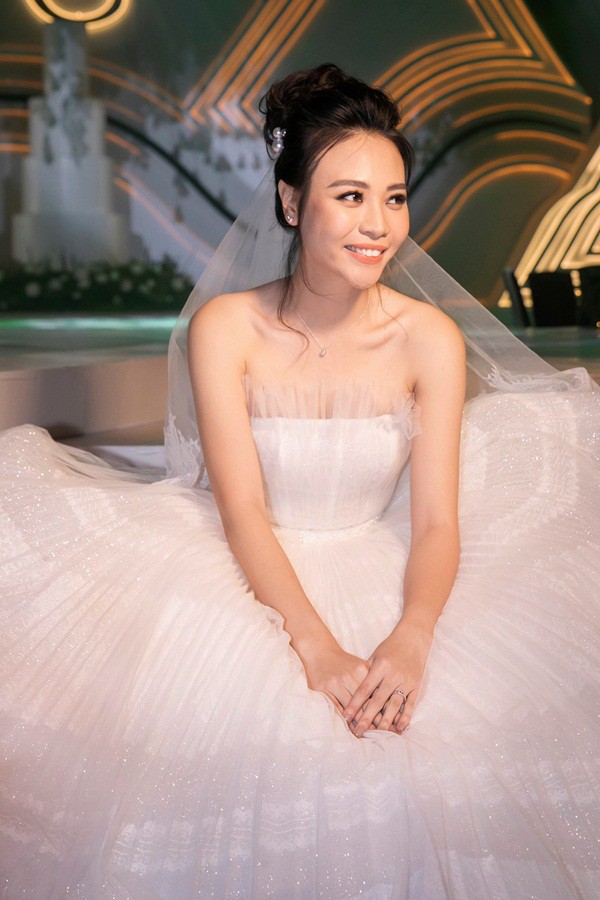 Cô dâu Đàm Thu Trang âu yếm Subeo tại lễ cưới với Cường đô la - Ảnh 2.