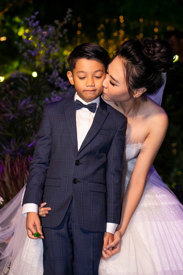 Cô dâu Đàm Thu Trang âu yếm Subeo tại lễ cưới với Cường đô la - Ảnh 4.