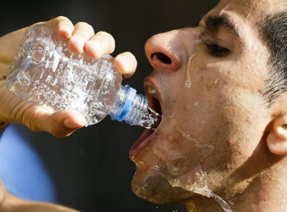 Từ vụ đột tử vì uống nước lạnh, chuyên gia cảnh báo không uống nếu cơ thể có dấu hiệu sau - Ảnh 1.