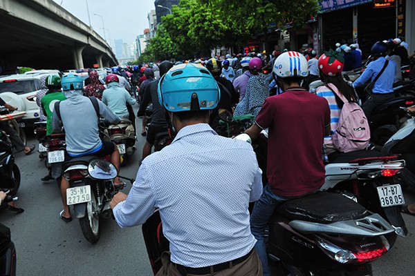 Ám ảnh với tuyến đường ngày nào cũng ùn tắc ở Thủ đô - Ảnh 2.