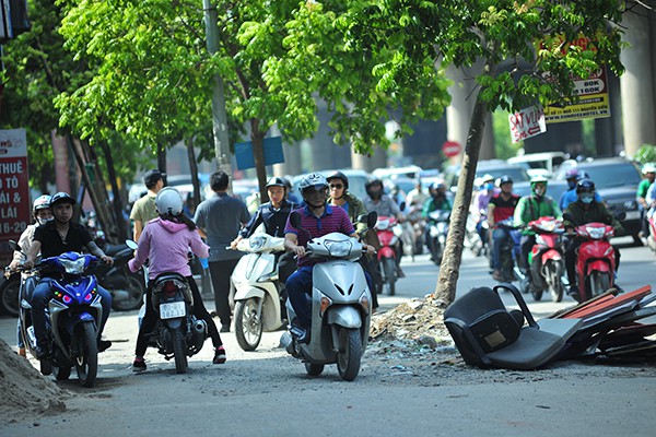 Ám ảnh với tuyến đường ngày nào cũng ùn tắc ở Thủ đô - Ảnh 4.