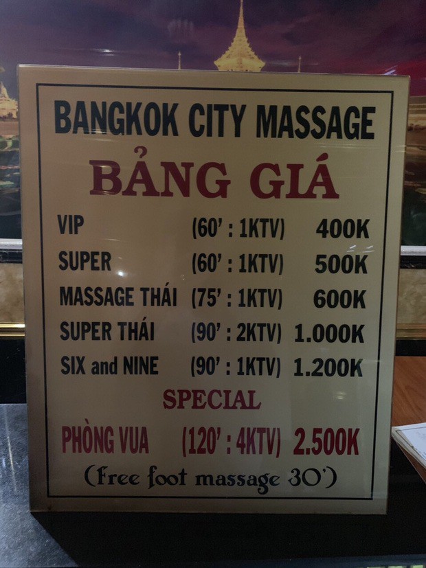 Bắt quả tang 3 nữ nhân viên ăn mặc hở hang, kích dục cho khách trong phòng VIP của tiệm massage ở Sài Gòn - Ảnh 2.