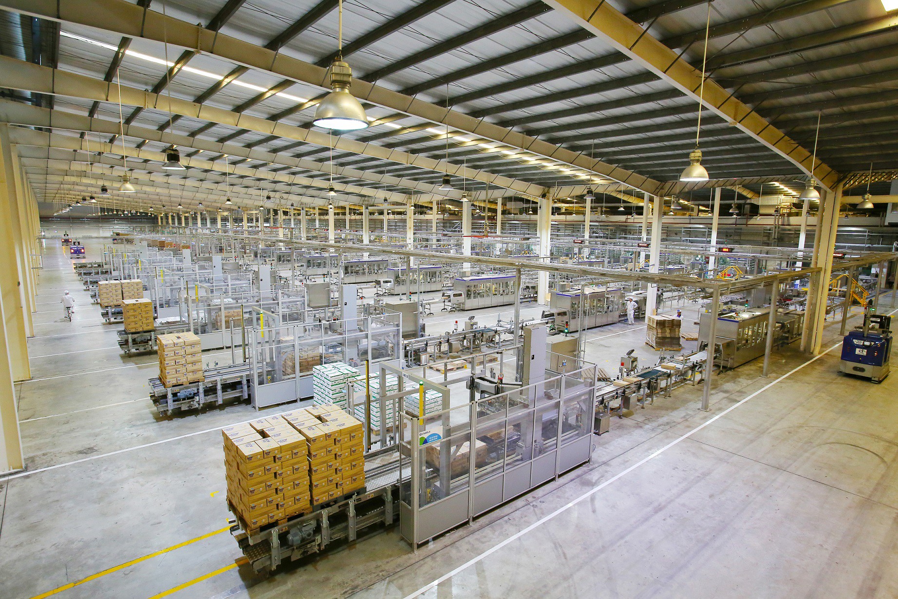  Siêu nhà máy 20 ha được vận hành bởi các thiết bị công nghệ tự động hàng đầu thế giới, đảm bảo sữa thành phẩm luôn hợp vệ sinh và sạch sẽ tuyệt đối. 