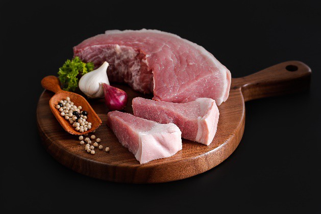 
Thịt lợn sạch không nhiễm bệnh sẽ có màu thịt tươi, chắc thịt và chạm tay vào sẽ thấy sự đàn hồi
