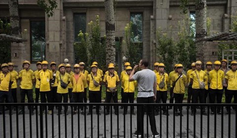 
 Nhân viên Meituan họp giao ban vào buổi sáng trên một con phố ở Bắc Kinh. Ảnh: AFP.
