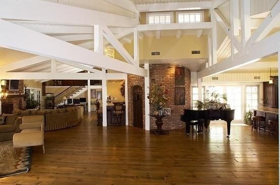 
Không gian sinh hoạt chính của biệt thự với trần nhà hình vòm và sàn nhà được lát gỗ cứng.
