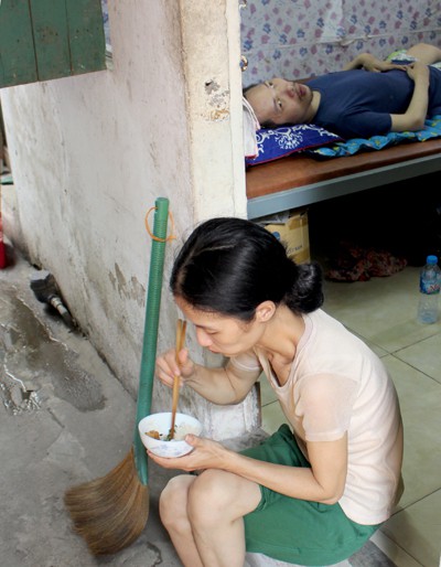
Bữa trưa cơm đạm bạc của chị Trang thường được cắm từ sáng sớm. Thỉnh thoảng, vì bận cho chồng ăn, chị ăn tạm bánh mì hoặc xin thêm ít đậu hoặc rau của hàng xóm. Ảnh: Nhật Minh.
