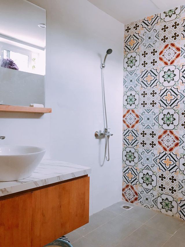Phòng tắm được trang trí với gạch bông làm điểm nhấn.