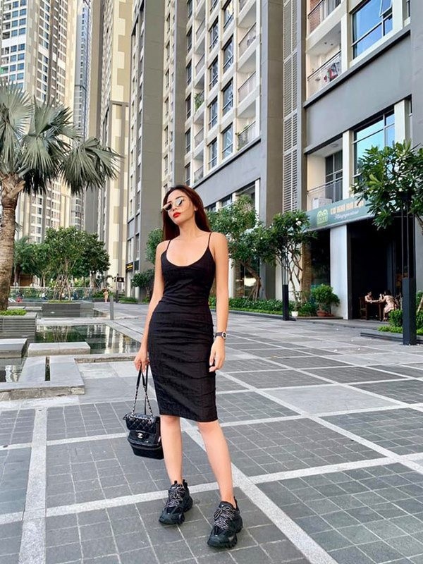 Nàng Hậu vui mừng khoe thành quả sau giảm cân. Rõ ràng, vóc dáng của người đẹp đã được cải thiện đáng kể so với hình ảnh trước đó.
