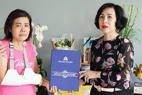 
GS Mai Hồng Quỳ (phải) trao bằng tốt nghiệp cho bà Nguyễn Thị Liên. Ảnh: Đại học Hoa Sen.

