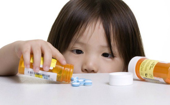 Bé 2 tuổi ở Hà Nội nhai trọn 3 viên thuốc ngủ phải cấp cứu vì ngộ độc - Ảnh 1.