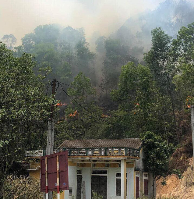 Tiếp tục cháy lớn tại Hà Tĩnh, huy động hàng trăm người dập lửa - Ảnh 2.