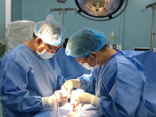 Bệnh nhân được phẫu thuật cắt bỏ tinh hoàn. Ảnh: NLĐ