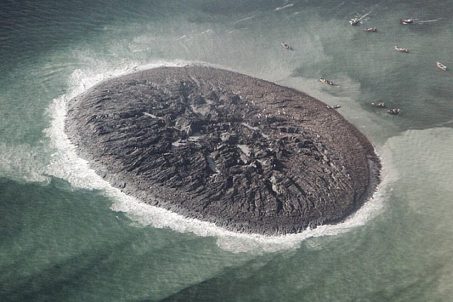 Đảo Zalzala Koh được dân địa phương lan truyền là được hình thành bởi cái chết của 800 dân thường (Ảnh:NASA)