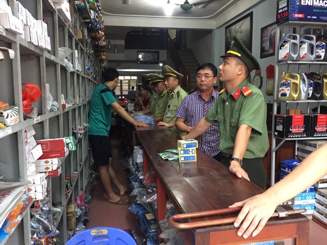 Lực lượng chức năng kiểm tả thu giữ hàng hóa vi phạm tại cửa hàng kinh doanh phụ tùng xe máy Sơn Tâm, số 79H, đường Trần Đăng Ninh, phường Tam Thanh, TP Lạng Sơn. Ảnh: ĐQLTT số 1 cung cấp.