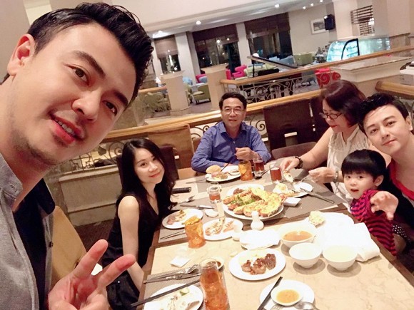 MC Tuấn Tú đăng ảnh đi ăn cùng gia đình nhân dịp sinh nhật bố.
