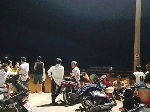 Tắm biển Đà Nẵng, 2 học sinh bị đuối nước mất tích - Ảnh 1.