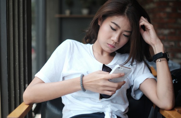 Đồng nghiệp chuyên nhắn tin cho chồng tôi vào tối muộn - Ảnh 1. Đồng nghiệp chuyên nhắn tin cho chồng tôi vào tối muộn - Ảnh 1.