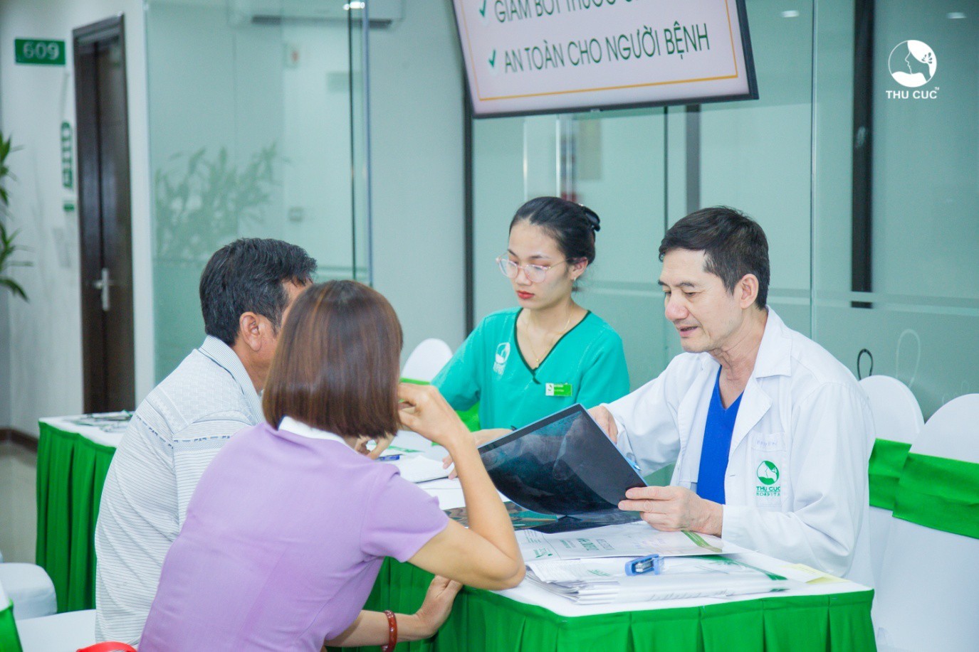 Những cung bậc cảm xúc trong sự kiện thông tuyến bảo hiểm y tế tại Thu Cúc - Ảnh 3. Những cung bậc cảm xúc trong sự kiện thông tuyến bảo hiểm y tế tại Thu Cúc - Ảnh 3.