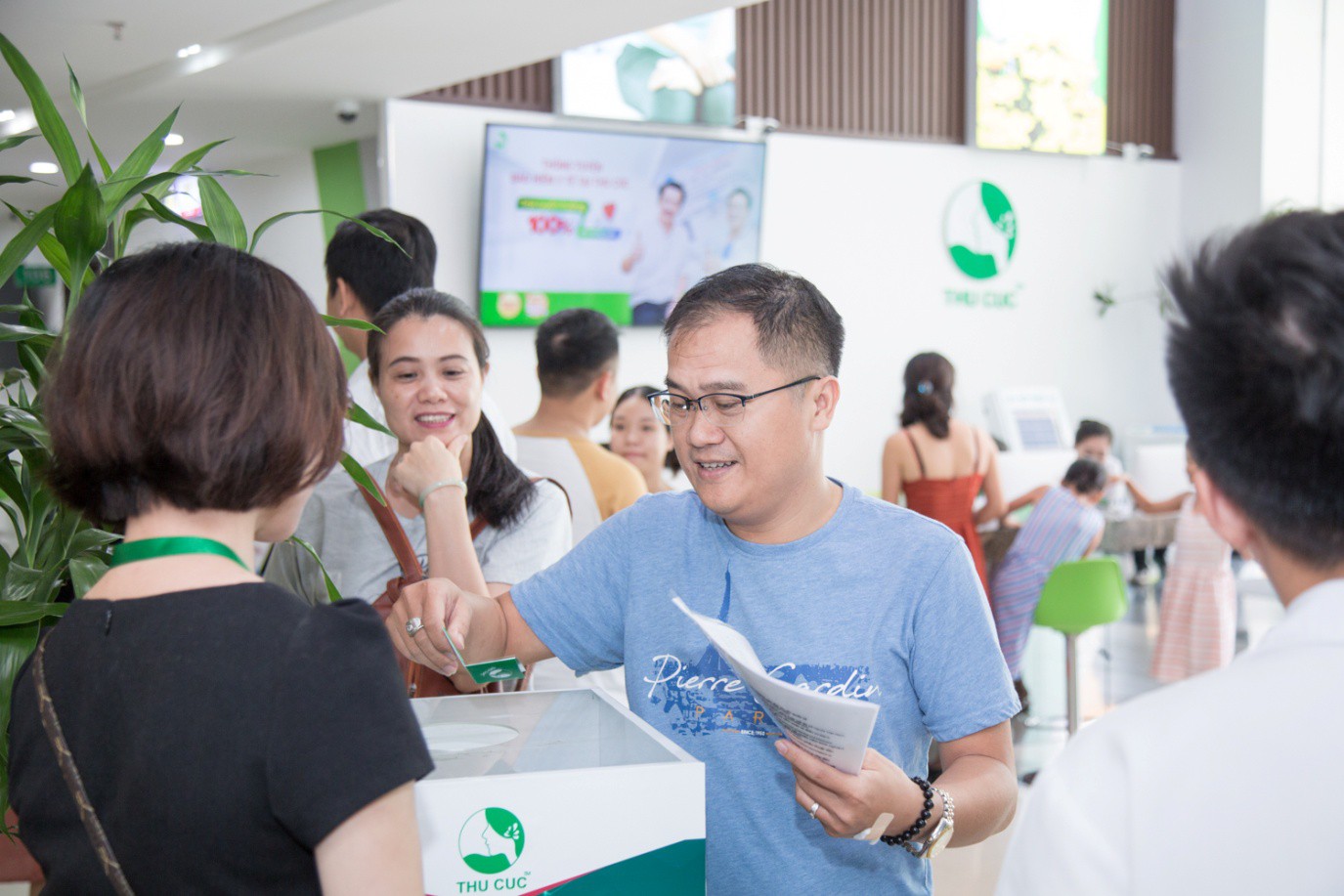 Những cung bậc cảm xúc trong sự kiện thông tuyến bảo hiểm y tế tại Thu Cúc - Ảnh 5. Những cung bậc cảm xúc trong sự kiện thông tuyến bảo hiểm y tế tại Thu Cúc - Ảnh 5.