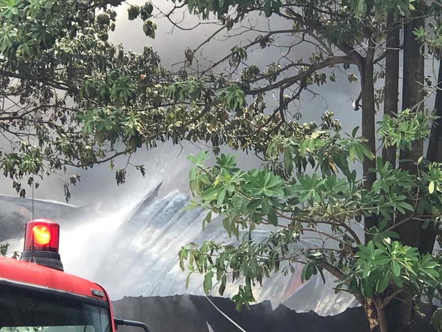 Hà Nội: Cháy dữ dội, cột khói cao hàng chục mét bên siêu thị Aeon Mall Long Biên - Ảnh 3.