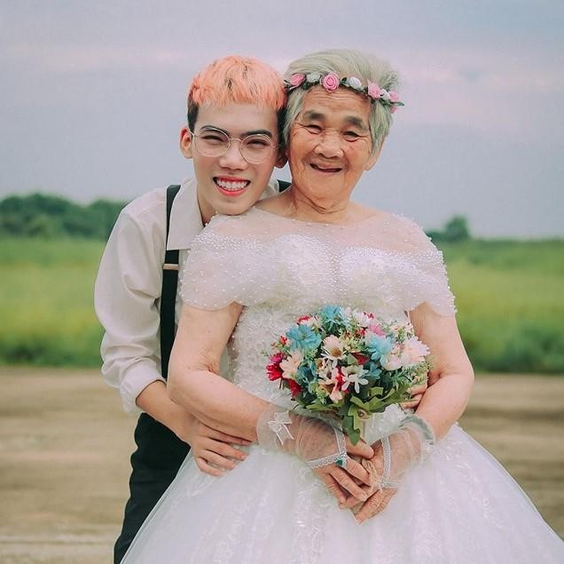 Bộ ảnh ‘Nội tôi mặc váy cưới’ gây thích thú với ‘cô dâu’ 88 tuổi - Ảnh 1.