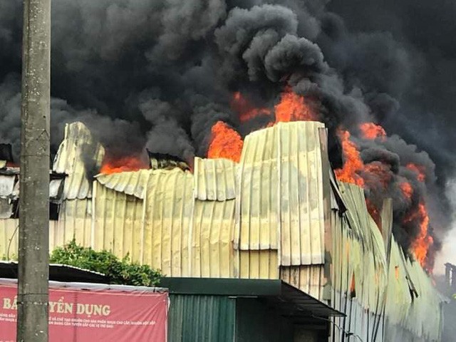 Hà Nội: Cháy dữ dội, cột khói cao hàng chục mét bên siêu thị Aeon Mall Long Biên - Ảnh 5.