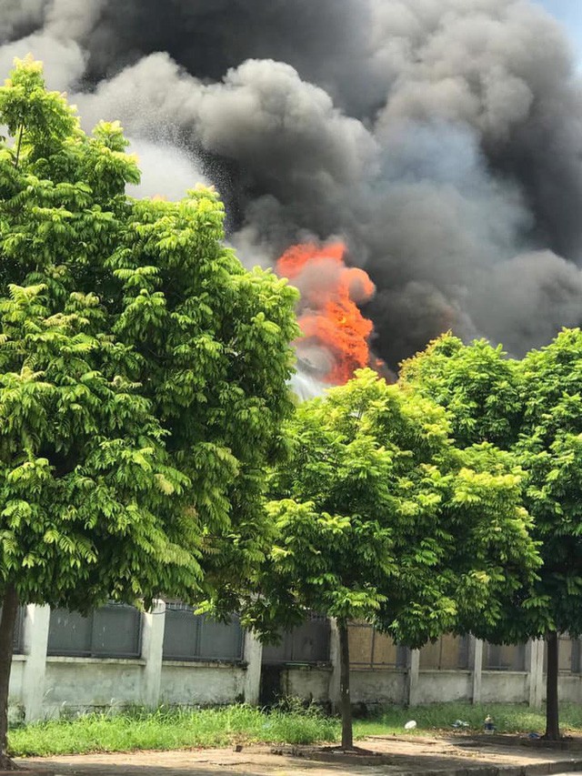 Hà Nội: Cháy dữ dội, cột khói cao hàng chục mét bên siêu thị Aeon Mall Long Biên - Ảnh 7.